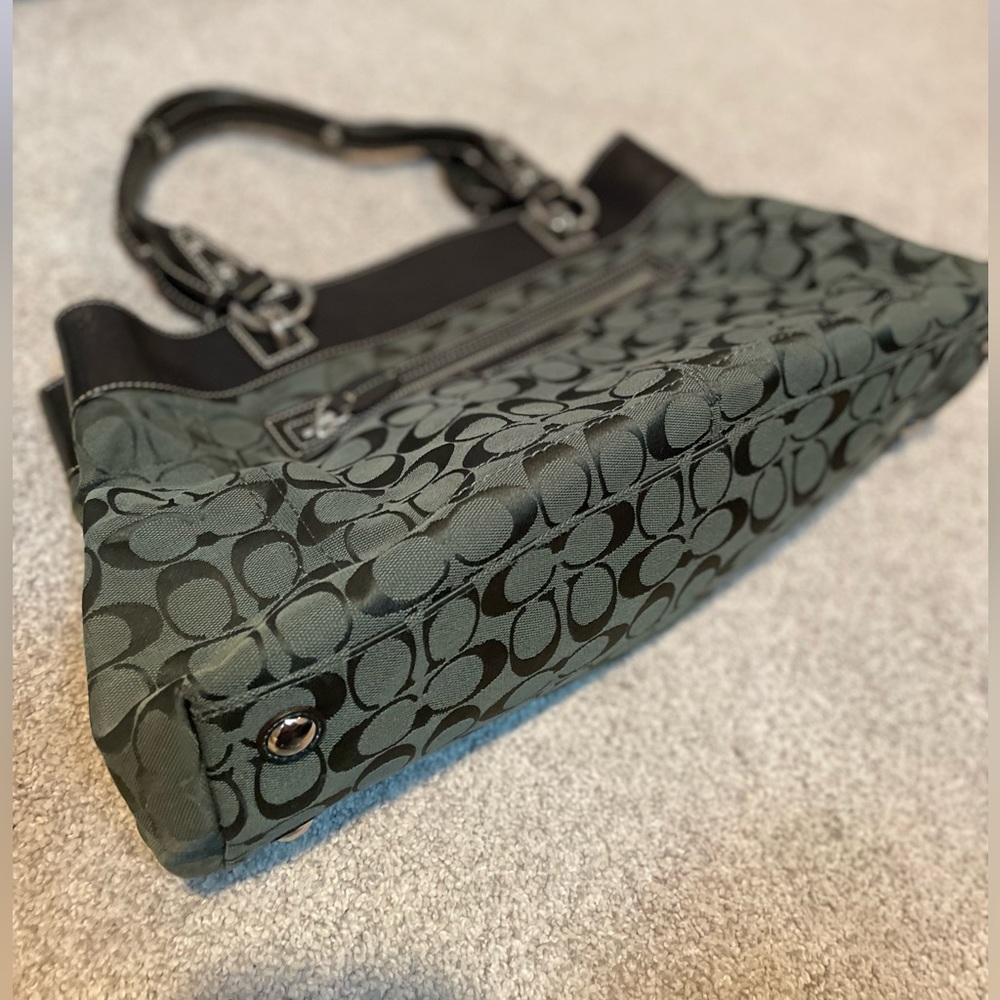 Women’s authentic hunter green Coach tote bag